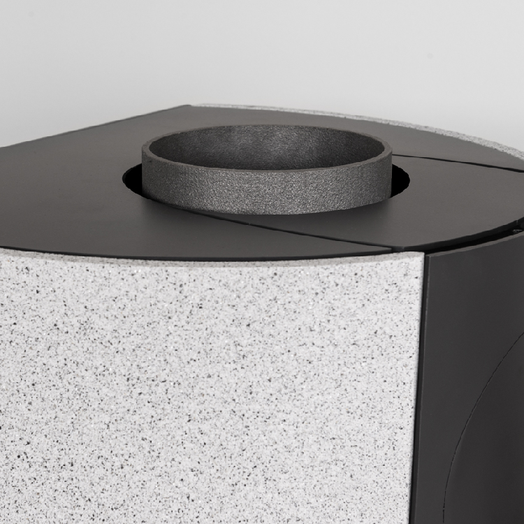 La plaque de recouvrement en acier relie les éléments en pierre à la façade en verre.