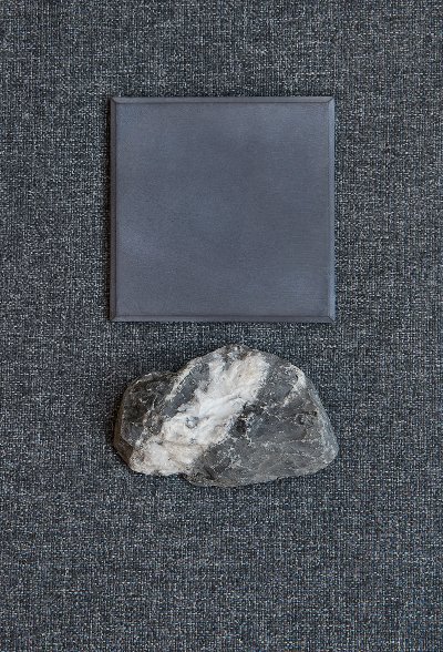 Schwarzer Naturbeton